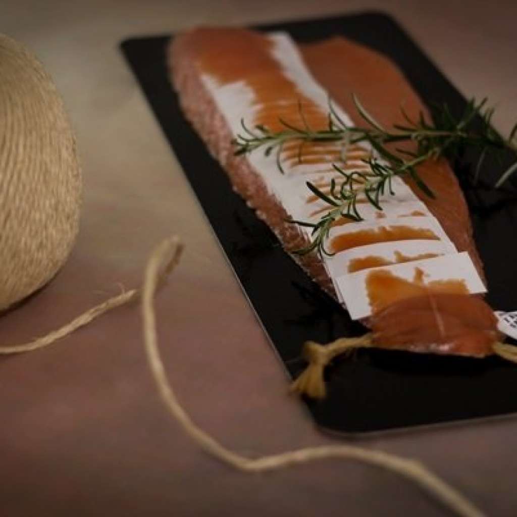 Salmone affumicato "rope hung"