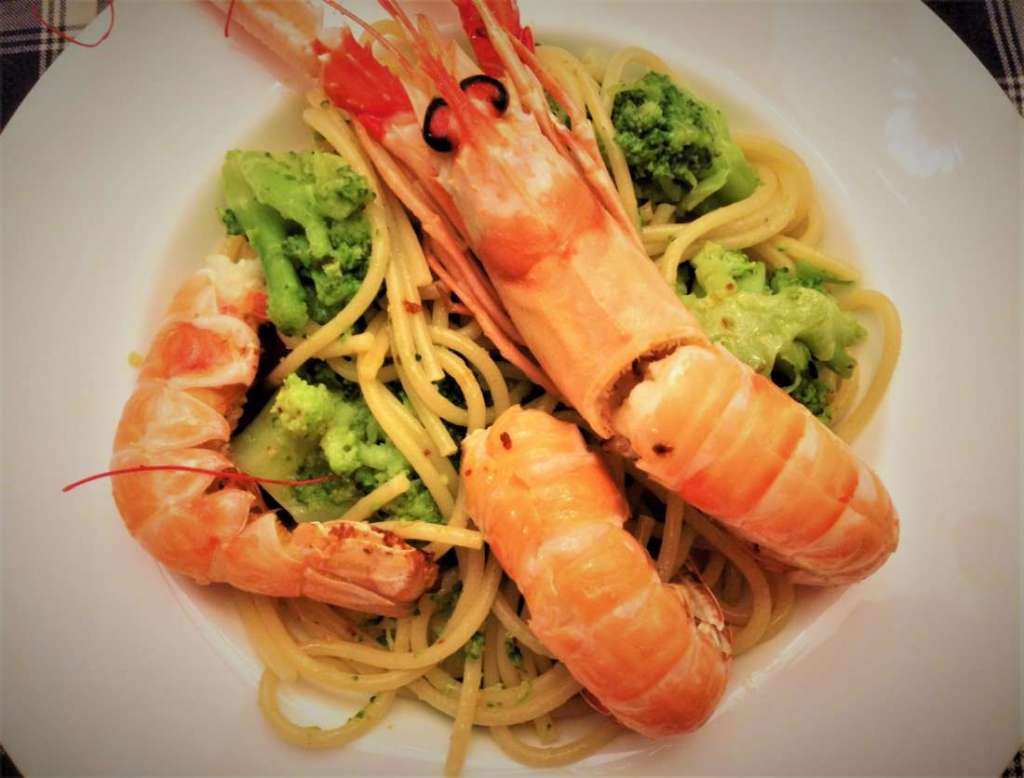 spaghetti con scampi e broccoli