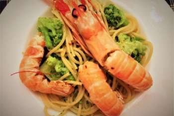 spaghetti con scampi e broccoli