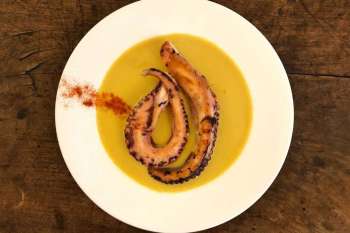 polpo su crema di ceci alla curcuma