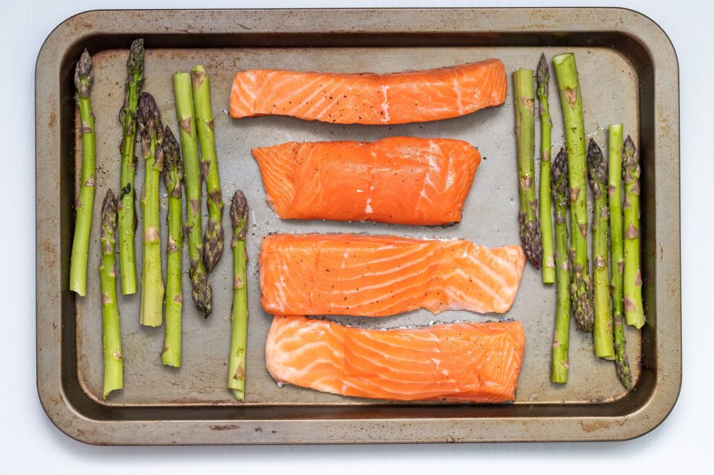 salmone al forno con asparagi