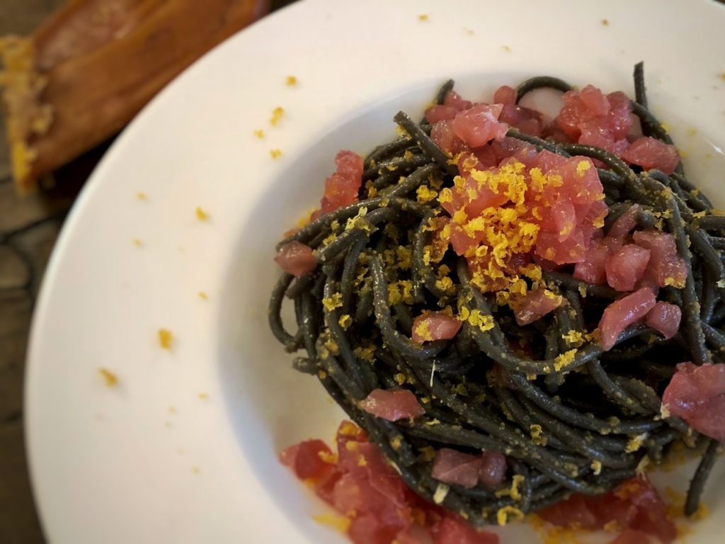 Spaghetti al nero di seppia con bottarga e tartare di tonno
