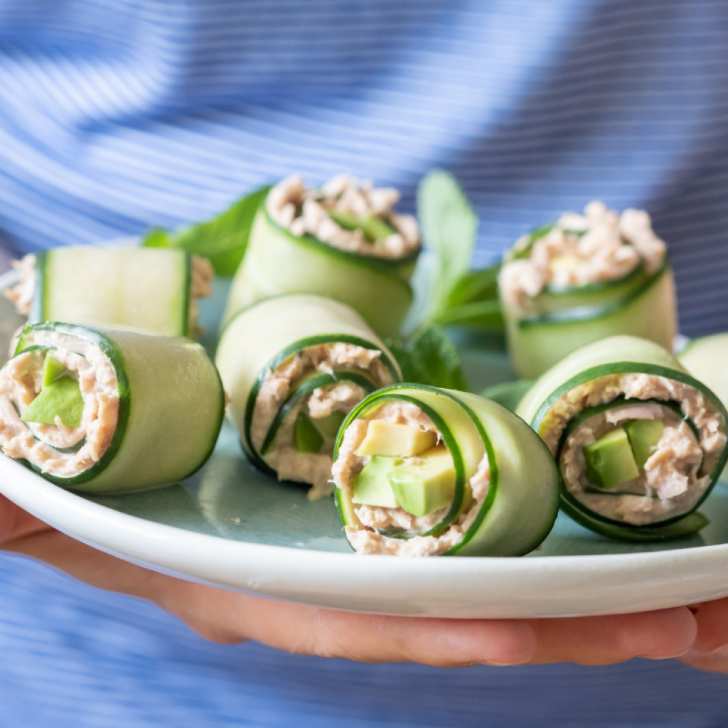 Involtini di cetrioli ripieni di tonno e avocado