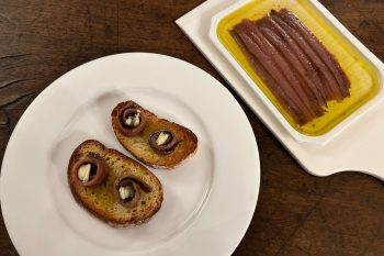 Crostini con acciughe del Cantabrico